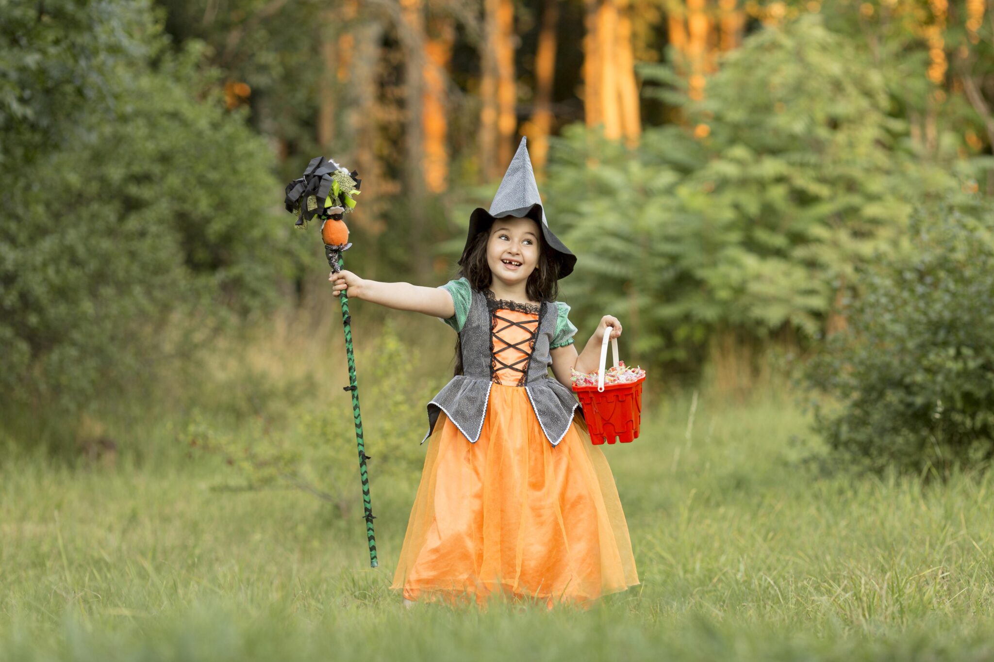 long-shot-von-maedchen-mit-hexe-halloween-kostuem-in-der-natur
