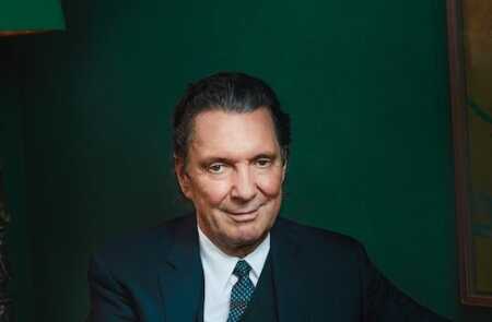 Portraitfoto Martin Suter, der im März 2024 die Lesereise zu „Melody“ nachholt