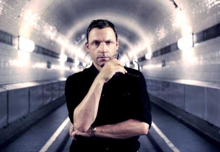 Portraitfoto Rocko Schamoni, der 2024 mit der „Dorfpunks“-Fortsetzung „Pudels Kern“ auf große Lesereise geht