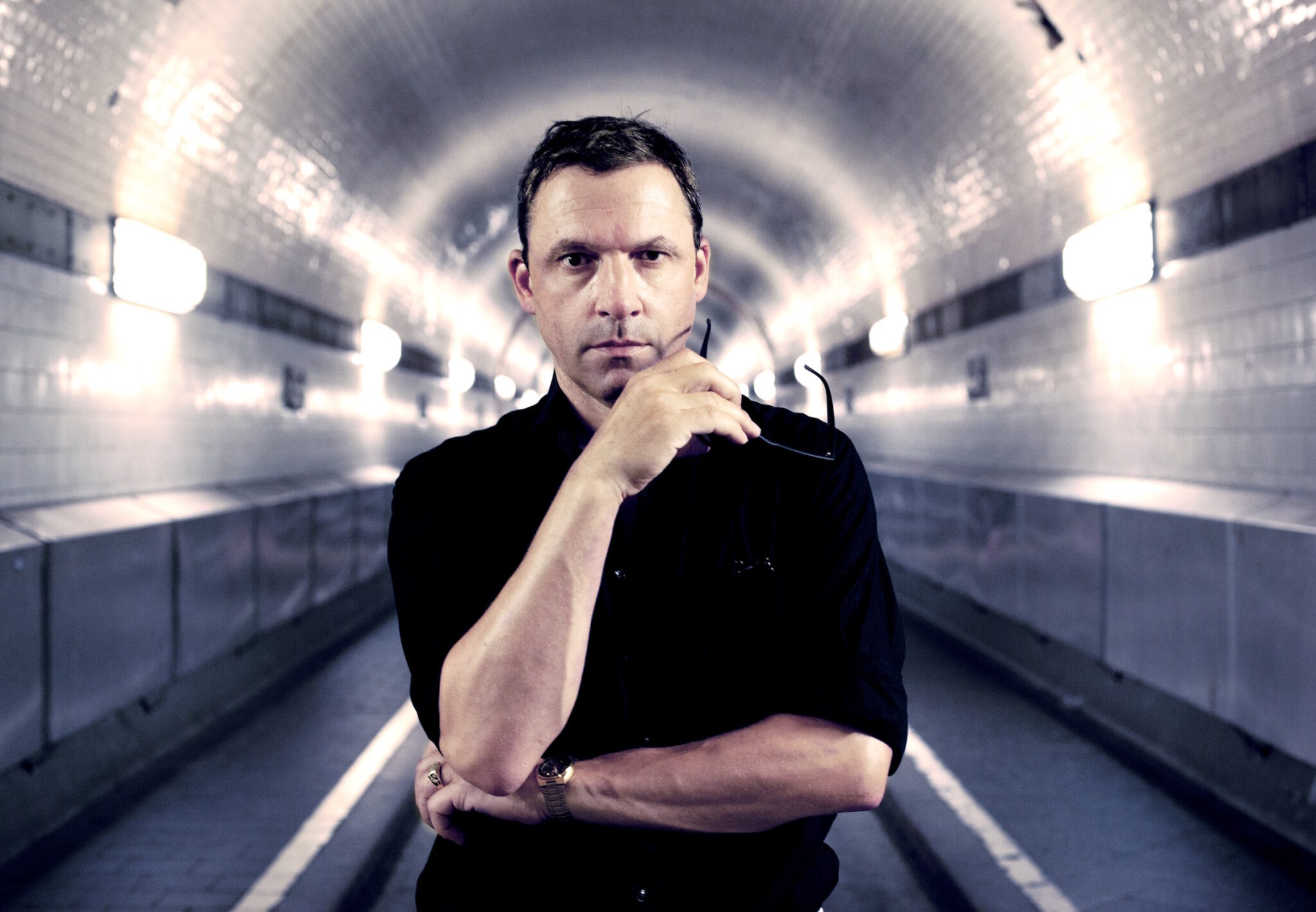 Portraitfoto Rocko Schamoni, der 2024 mit der „Dorfpunks“-Fortsetzung „Pudels Kern“ auf große Lesereise geht