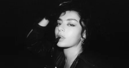 Charli XCX Pressefoto – zu sehen ist die Künstlerin in schwarz-weiß