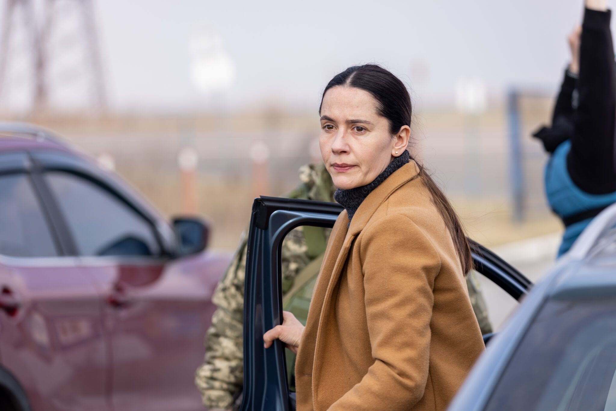 Lydia (Anastasia Karpenko) kann es nicht fassen. Anstatt wirklich Bedürftigen zu helfen, muss sie die quengelige Geliebte ihres Mannes durch die Gegend fahren. Doch dann stößt Lydia ausgerechnet dank ihr auf ein noch ein viel größeres Geheimnis, als die Untreue ihres Ehemanns.