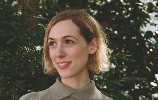 Portraitfoto Anna Metcalfe, die mit „Chrysalis“ ihren Debütroman veröffentlicht.