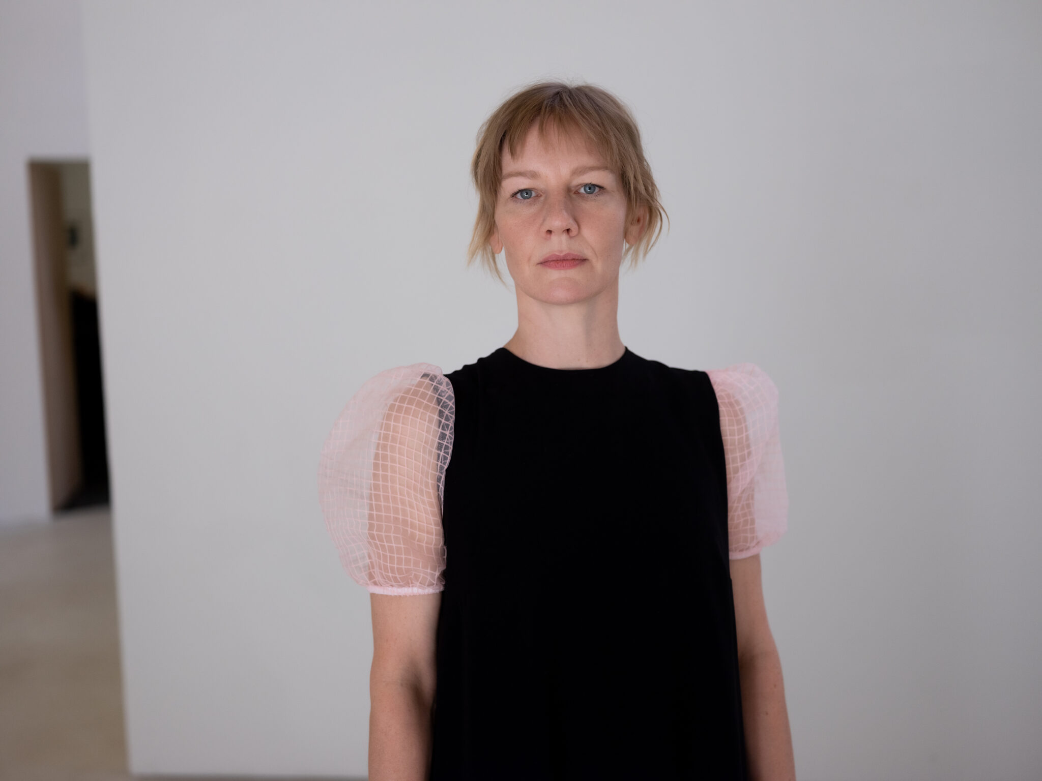Portraitfoto Sandra Hüller, die bei der lit.COLOGNE 2024 aus dem Werk von Wolfgang Herrndorf liest