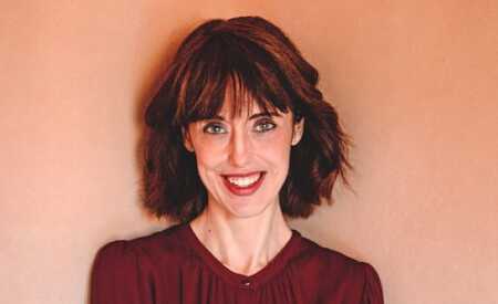 Portraitfoto Irene Vallejo, die mit „Elyssa – Königin von Karthago einen neuen Roman veröffentlicht