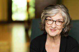 Portraitfoto der Pulitzer-Preisträgerin Barbara Kingsolver, die im März 2024 ihren Roman „Demon Copperhead“ mit einer Lesereise vorstellt