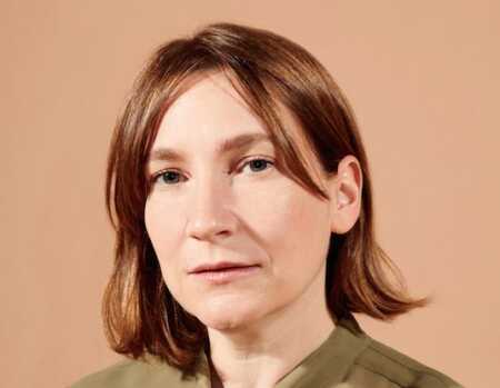 Portraitfoto Sheila Heti, die mit „Reine Farbe“ einen umarmenden Roman veröffentlicht.