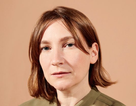 Portraitfoto Sheila Heti, die mit „Reine Farbe“ einen umarmenden Roman veröffentlicht.