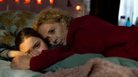 Katja Riemann und Hannah Schiller in der ZDF-Serie „Reset“. Katja Riemann umarmt und tröstet Hannah Schiller.