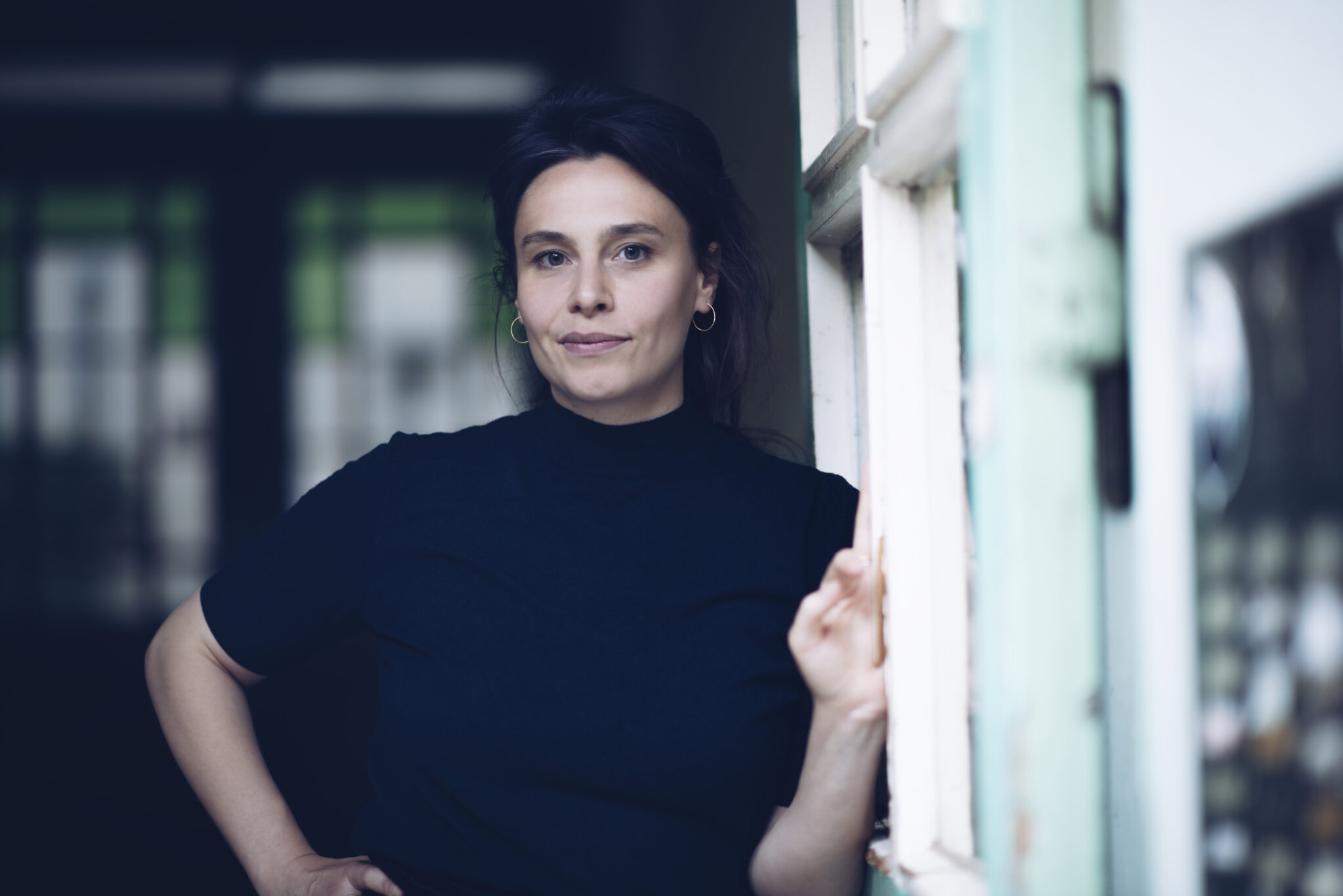 Portraitfoto Lene Albrecht, die den autofiktionalen Roman „Weiße Flecken“ veröffentlicht
