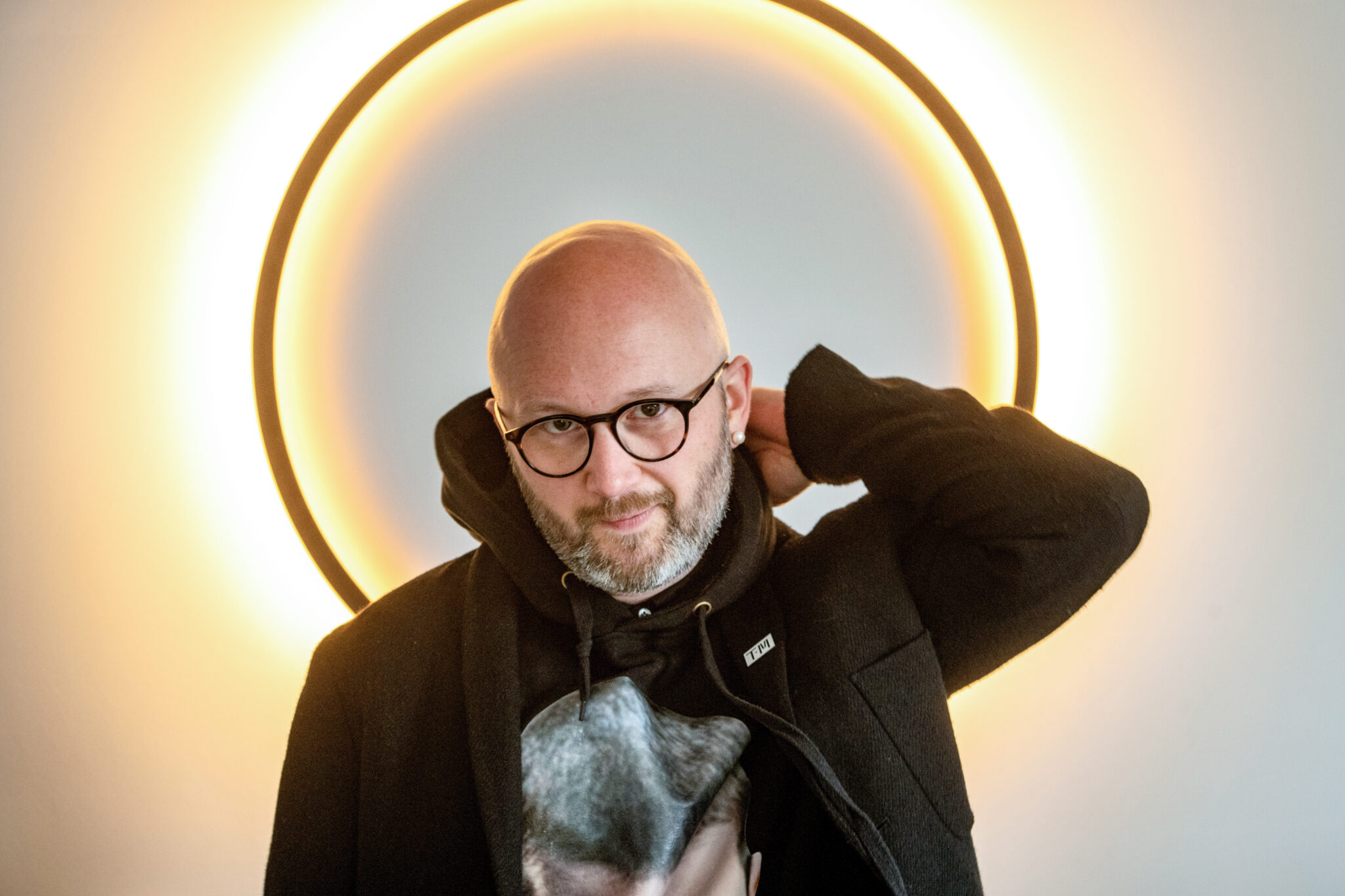 Portraitfoto Angelo Tijssens, der mit „An Rändern“ sein Romandebüt veröffentlicht