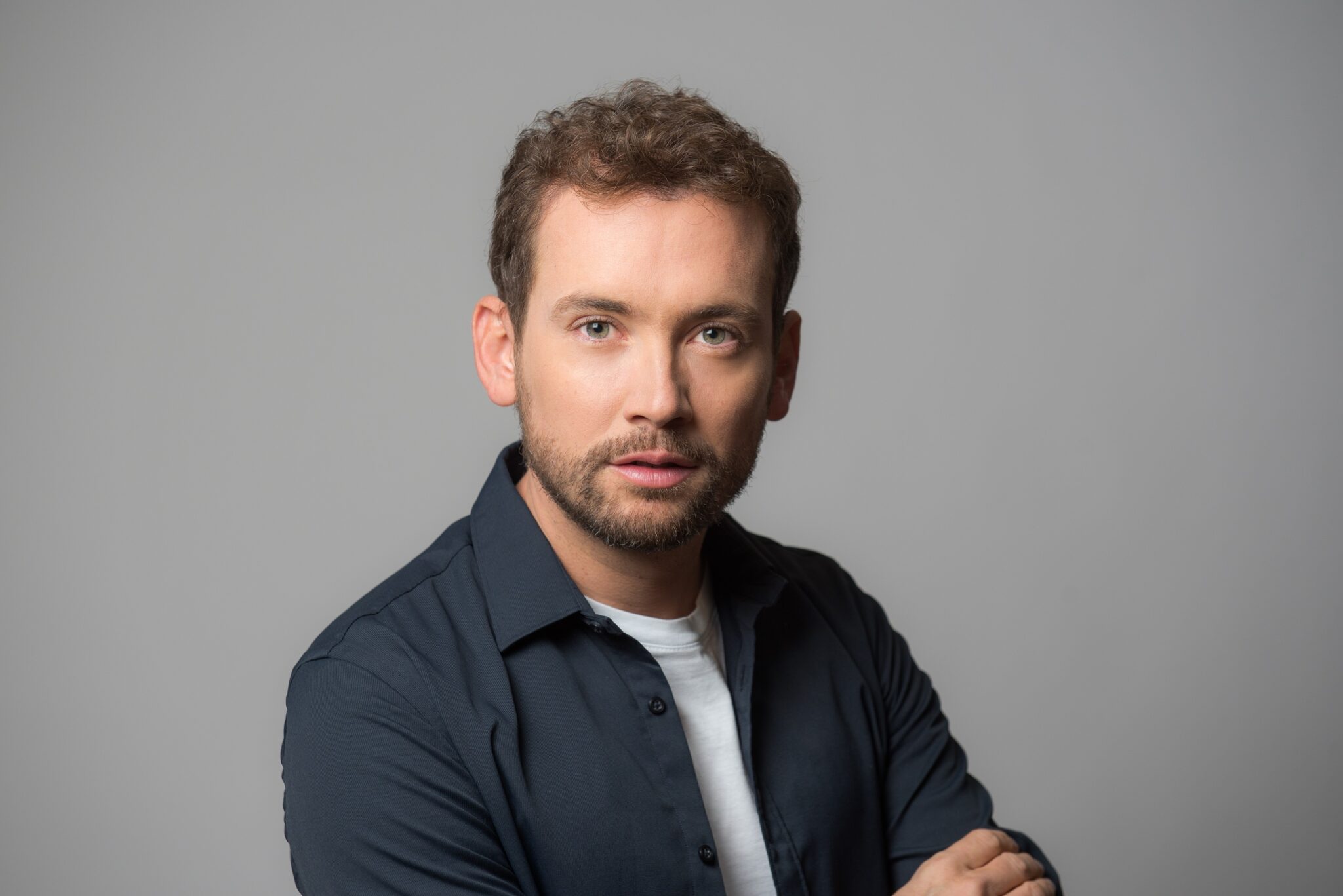 Portraitfoto Benoit d’Halluin, der seinen Debütroman „Nacht ohne Morgen“ veröffentlicht