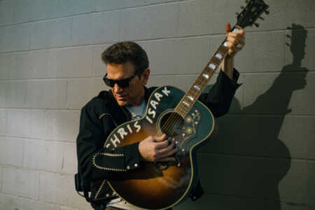 Chris Isaak ist 2024 live in Deutschland zu sehen.
