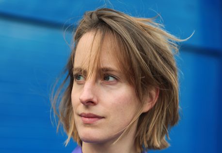 Portraitfoto Fien Veldman, die mit „Xerox“ ihren Debütroman veröffentlicht.