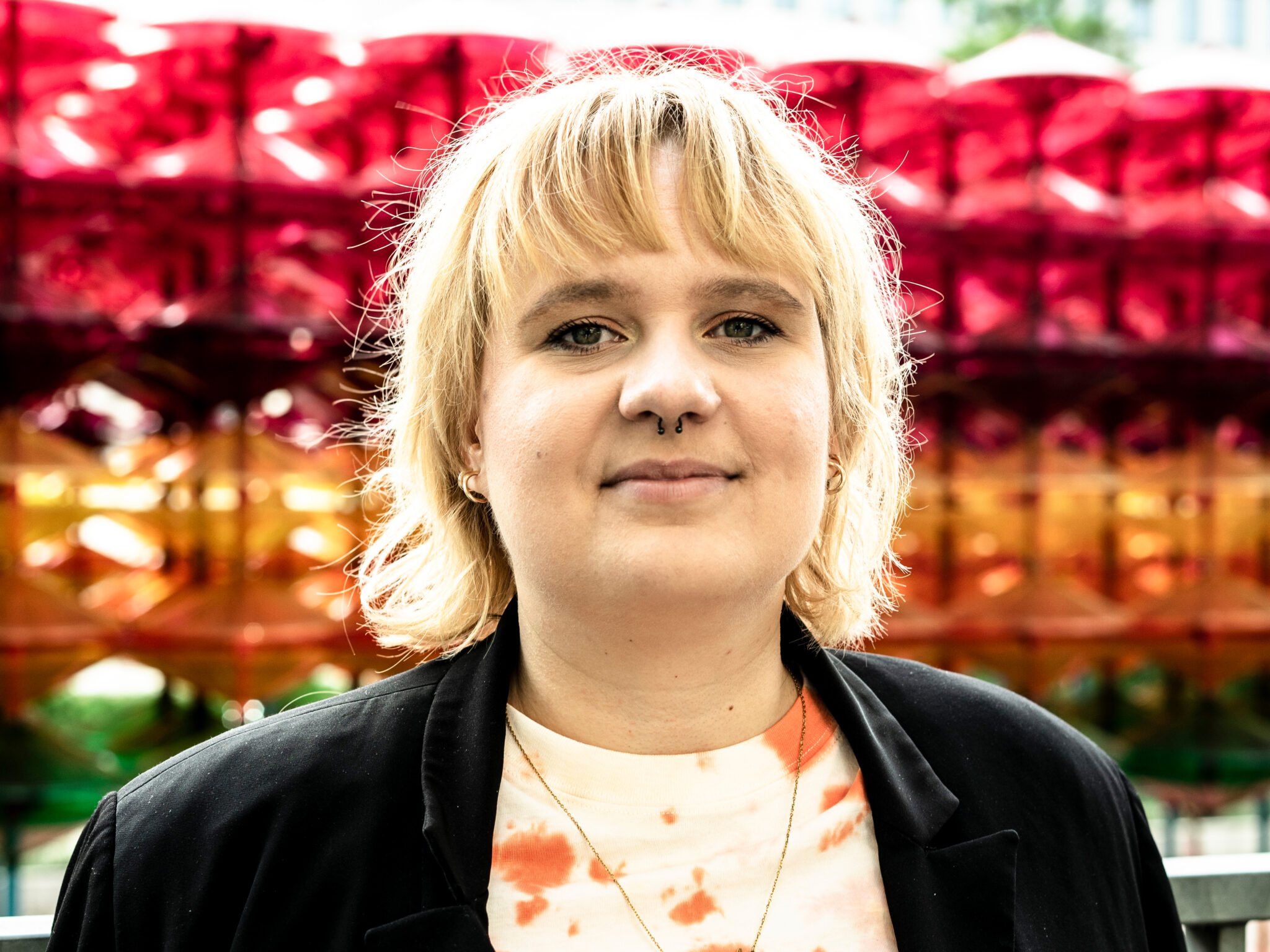 Portraitfoto Paula Irmschler, die ab Mai 2024 mit ihrem zweiten Roman „Alles immer wegen damals“ auf große Lesereise geht