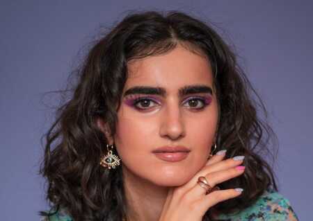 Portraitfoto Franziska Setare Koohestani, die das Buch „Harry queen. Warum Körperbehaarung politisch ist.“ veröffentlicht