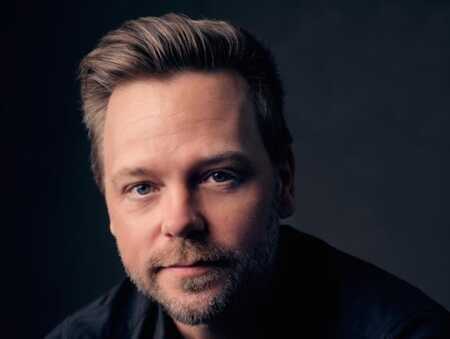 Portraitfoto Nathan Hill, der mit seinem neuen Roman „Wellness“ auf Lesereise geht