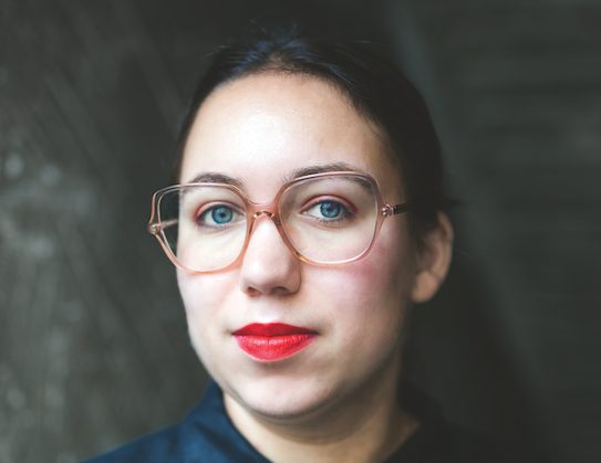 Portraitfoto Ronya Othmann, die mit ihrem zweiten Roman „Vierundsiebzig“ auf große Lesereise geht