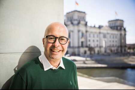 Portraitfoto Wolfgang Ainetter, der mit „Geheimnisse, Lügen und andere Währungen“ seinen ersten Krimi veröffentlicht