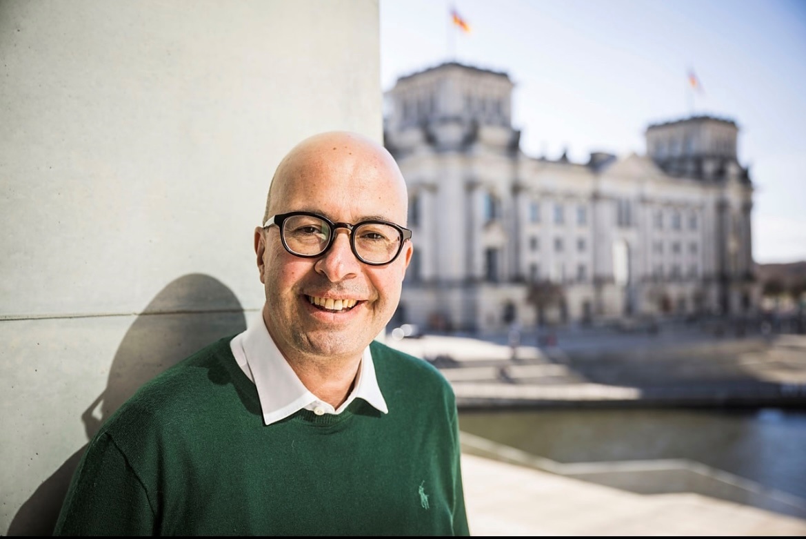 Portraitfoto Wolfgang Ainetter, der mit „Geheimnisse, Lügen und andere Währungen“ seinen ersten Krimi veröffentlicht