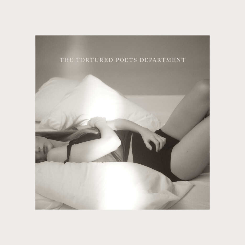 Albumcover für „The tortured Poets Department“. Szene in schwarz-weiß: Zu sehen ist eine Person, vermutlich Taylor Swift, auf einem Bett.