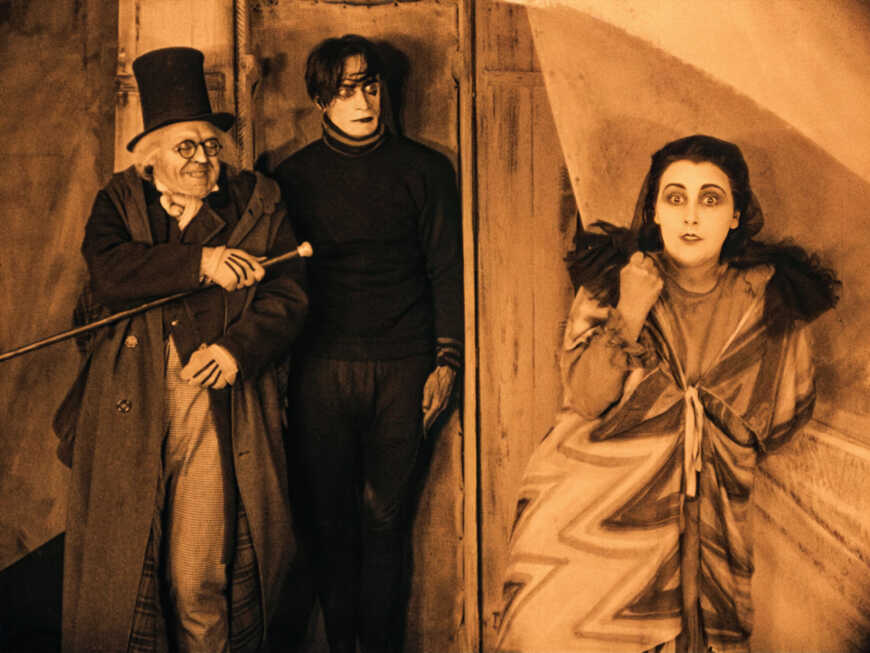 In „Das Cabinet des Dr. Caligari“ führt der Doktor einer Psychiatrie ein verhängnisvolles Doppelleben.