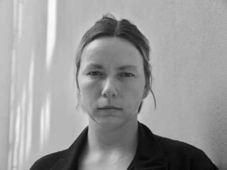 Portraitfoto Josefine Soppa, die ihren Debütroman „Mirmar“ veröffentlicht und mit einer Premierenlesung in Berlin vorstellt.