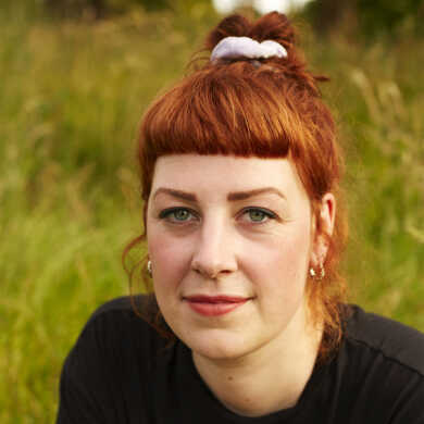 Portraitfoto Julja Linhof, die den Debütroman „Krummes Holz“ veröffentlicht