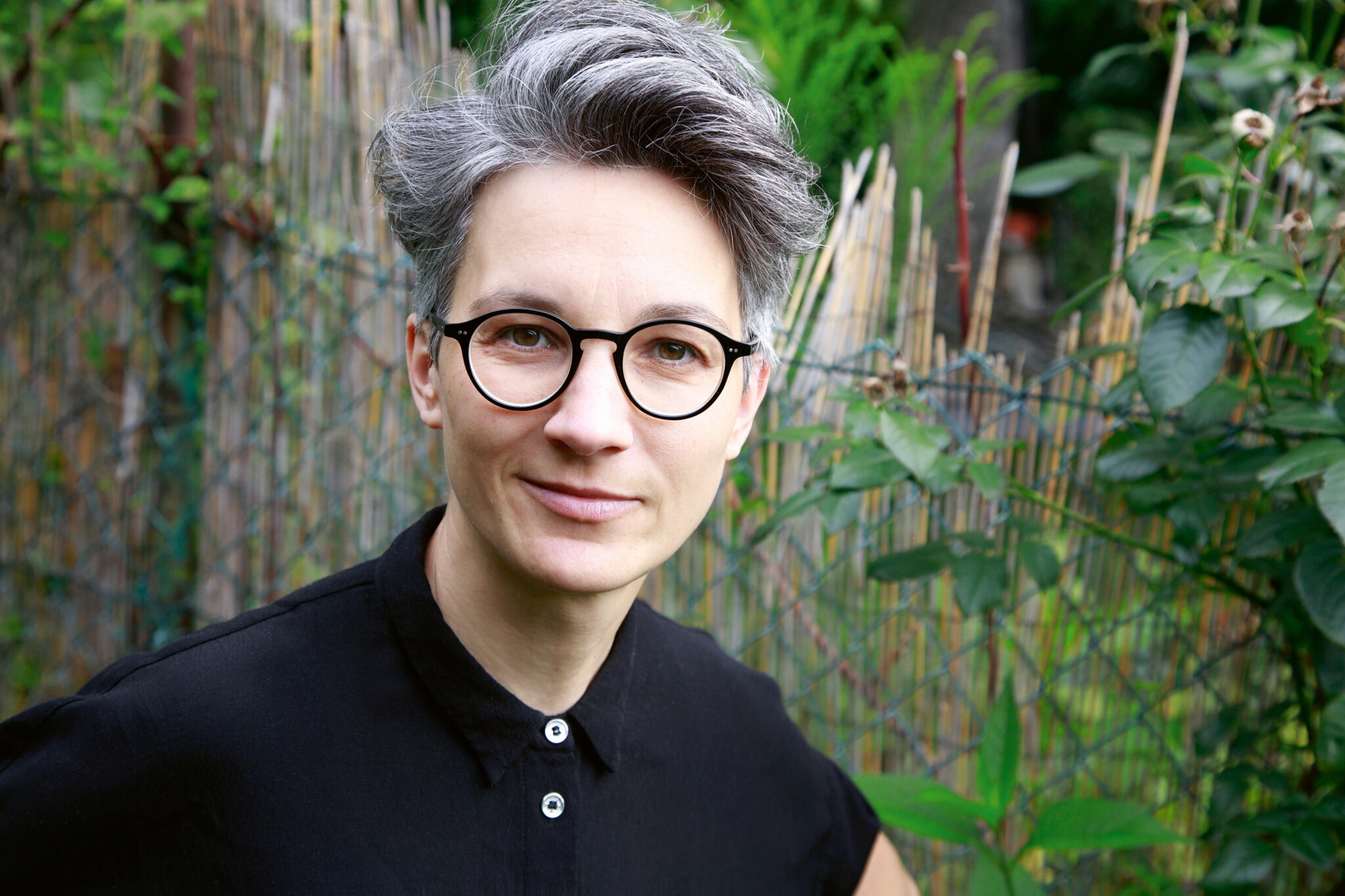 Portraitfoto Stefanie de Velasco, die mit „Das Gras auf unserer Seite“ einen neuen Roman veröffentlicht