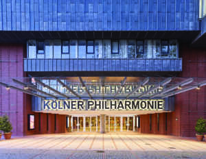 Haupteingang der Kölner Philharmonie mit Vordach.