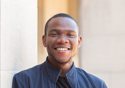 Portraitfoto Chukwuebuka Ibeh, der mit „Wünschen“ seinen Debütroman veröffentlicht