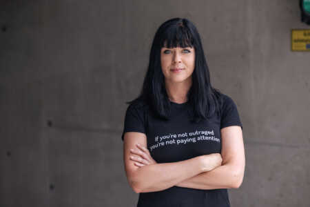 Portraitfoto Mareike Fallwickl, die mit „Und alle so still“ ihren fünften Roman veröffentlicht