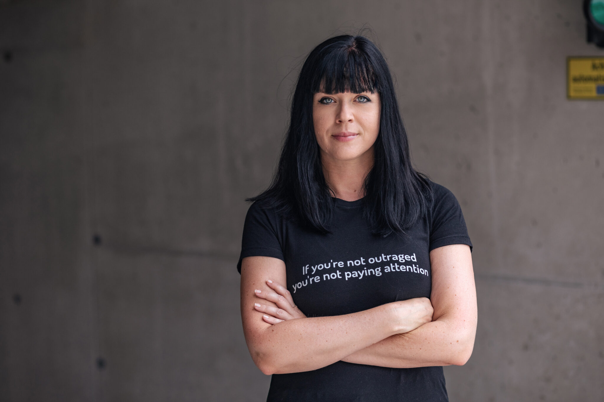 Portraitfoto Mareike Fallwickl, die mit „Und alle so still“ ihren fünften Roman veröffentlicht