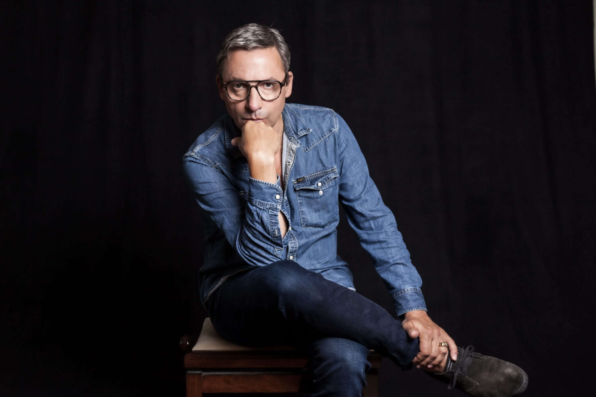Portraitfoto Rocko Schamoni, der mit „Pudels Kern“ die Fortsetzung seines Bestsellers „Dorfpunks“ veröffentlicht