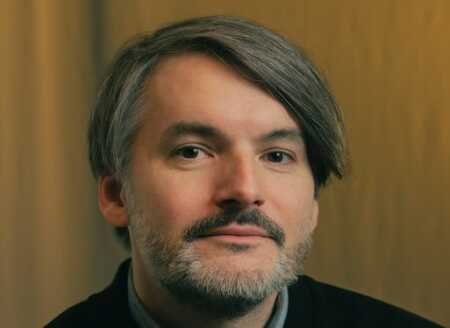 Portraitfoto Saša Stanišić, der mit den Erzählungen aus „Möchte die Witwe angesprochen werden, platziert sie auf dem Grab die Gießkanne mit dem Ausguss nach vorne“ auf große Lesereise geht