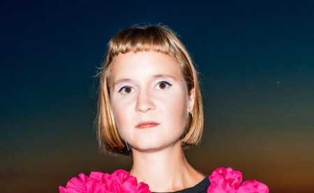 Portraitfoto Caroline Wahl, die mit ihrem neuen Roman „Windstärke 17“ auf große Lesereise geht