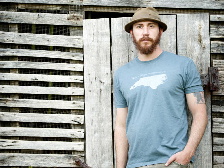 Portraitfoto David Joy, der mit „Wenn diese Berge brennen“ seinen zweiten Backwood-Noir veröffentlicht