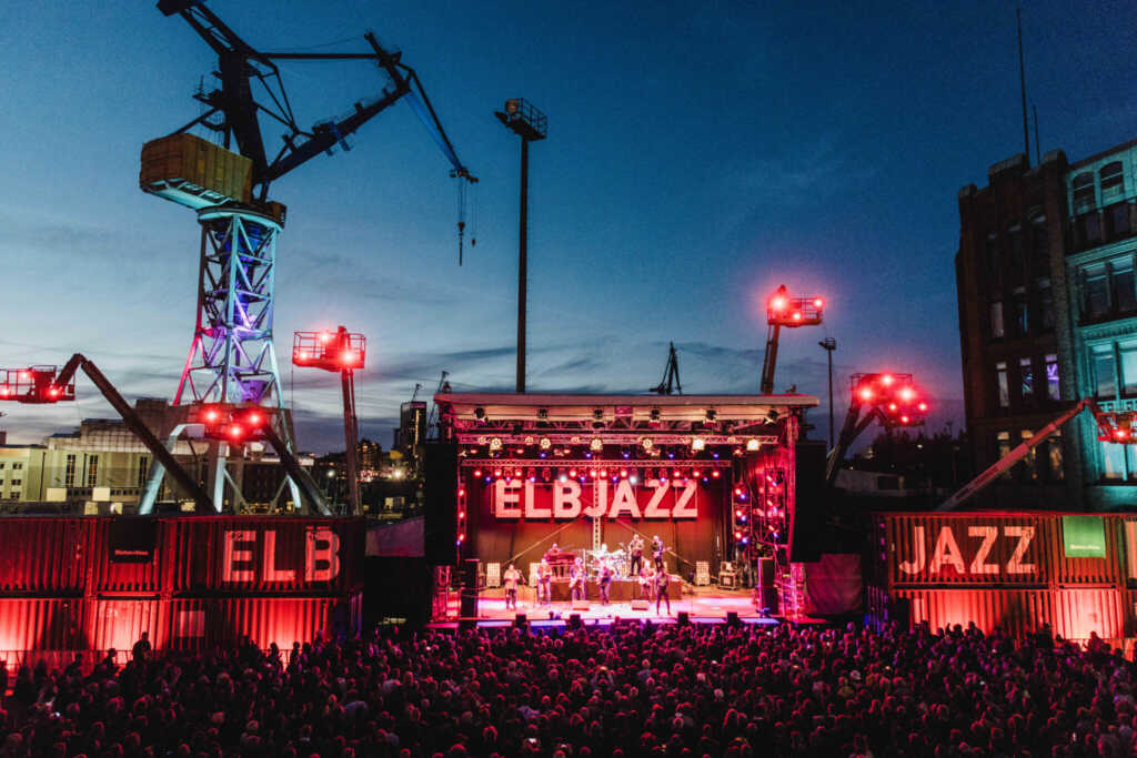 Die Mainstage des Elbjazz 2024 bei Dämmerung.