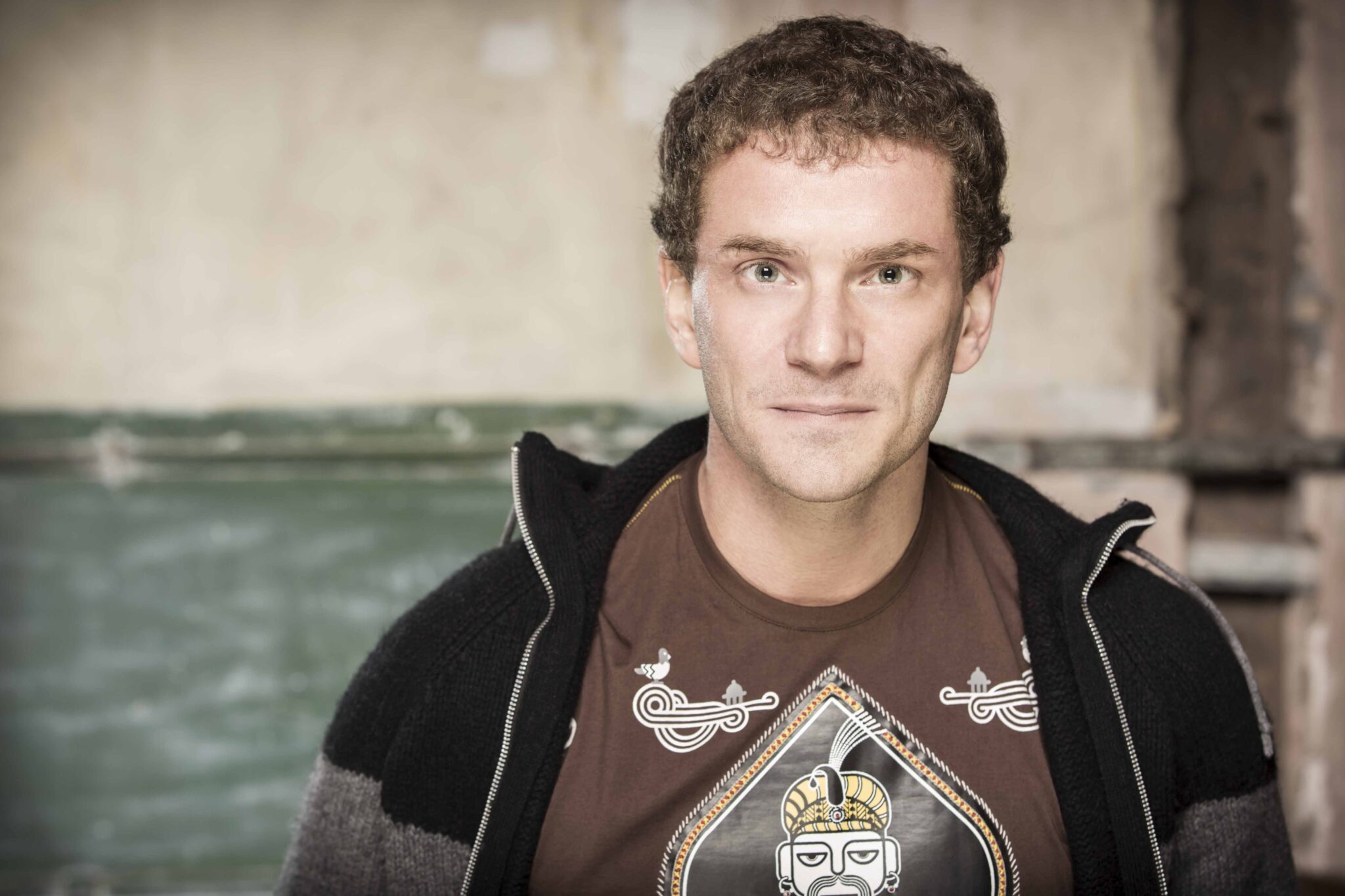 Portraitfoto Anders Lustgarten, der mit „Frieden“ seinen ersten Roman veröffentlicht.