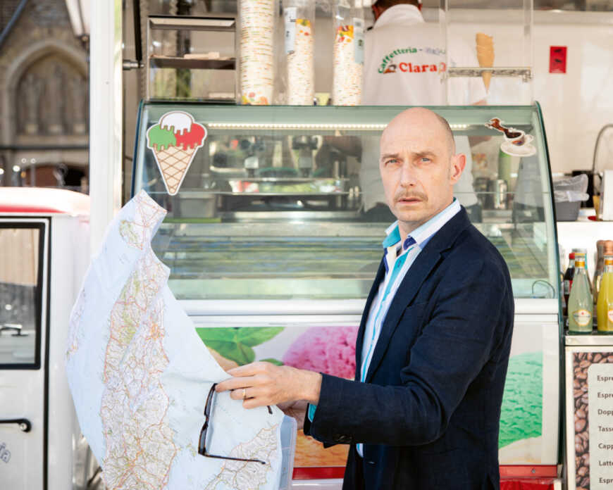 Portraitfoto Eric Pfeil, der mit seinem Buch „Ciao, Amore ciao“ auf Lesereise geht