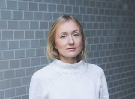 Portraitfoto Ruth-Maria Thomas, die mit ihrem Buch „Die schönste Version“ auf Lesereise geht