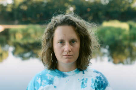 Portraitfoto Laura Naumann, die ihren Debütroman „Haus aus Wind“ veröffentlicht