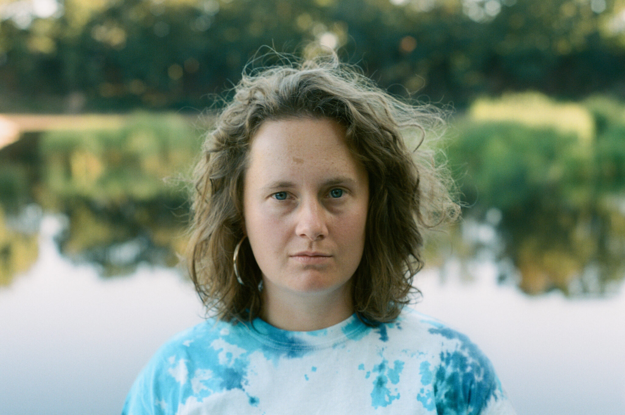 Portraitfoto Laura Naumann, die ihren Debütroman „Haus aus Wind“ veröffentlicht