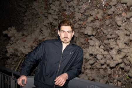 Portraitfoto Anton Weil, der mit einer Premierenlesung seinen Debütroman „Super einsam“ vorstellt