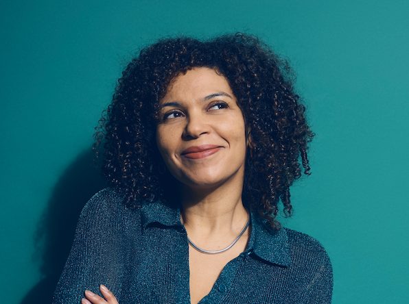 Portraitfoto Jackie Thomae, die mit „Glück“ einen neuen Roman veröffentlicht