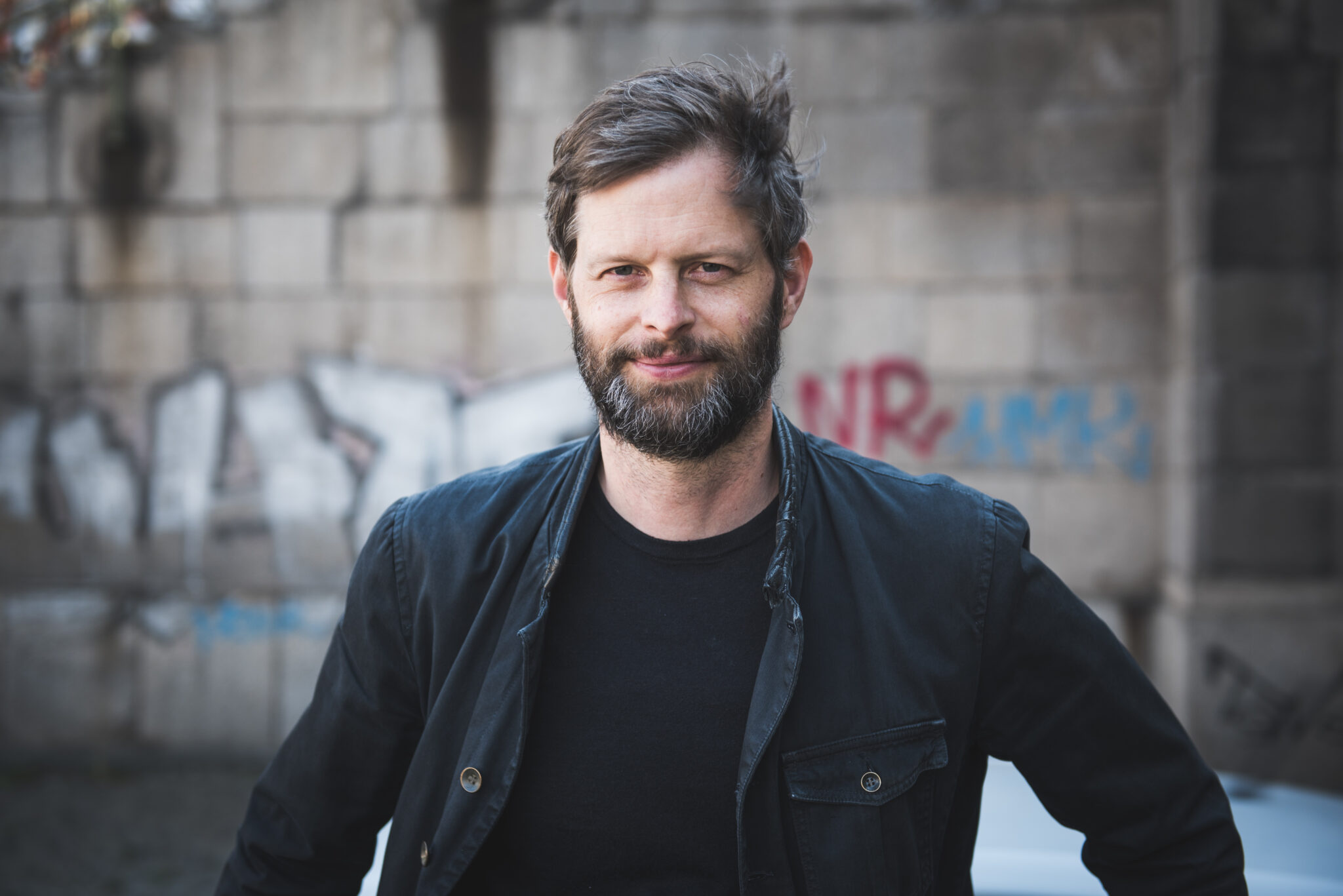 Portraitfoto John Wray, der seinen neuen Roman „Unter Wölfen“ veröffentlicht