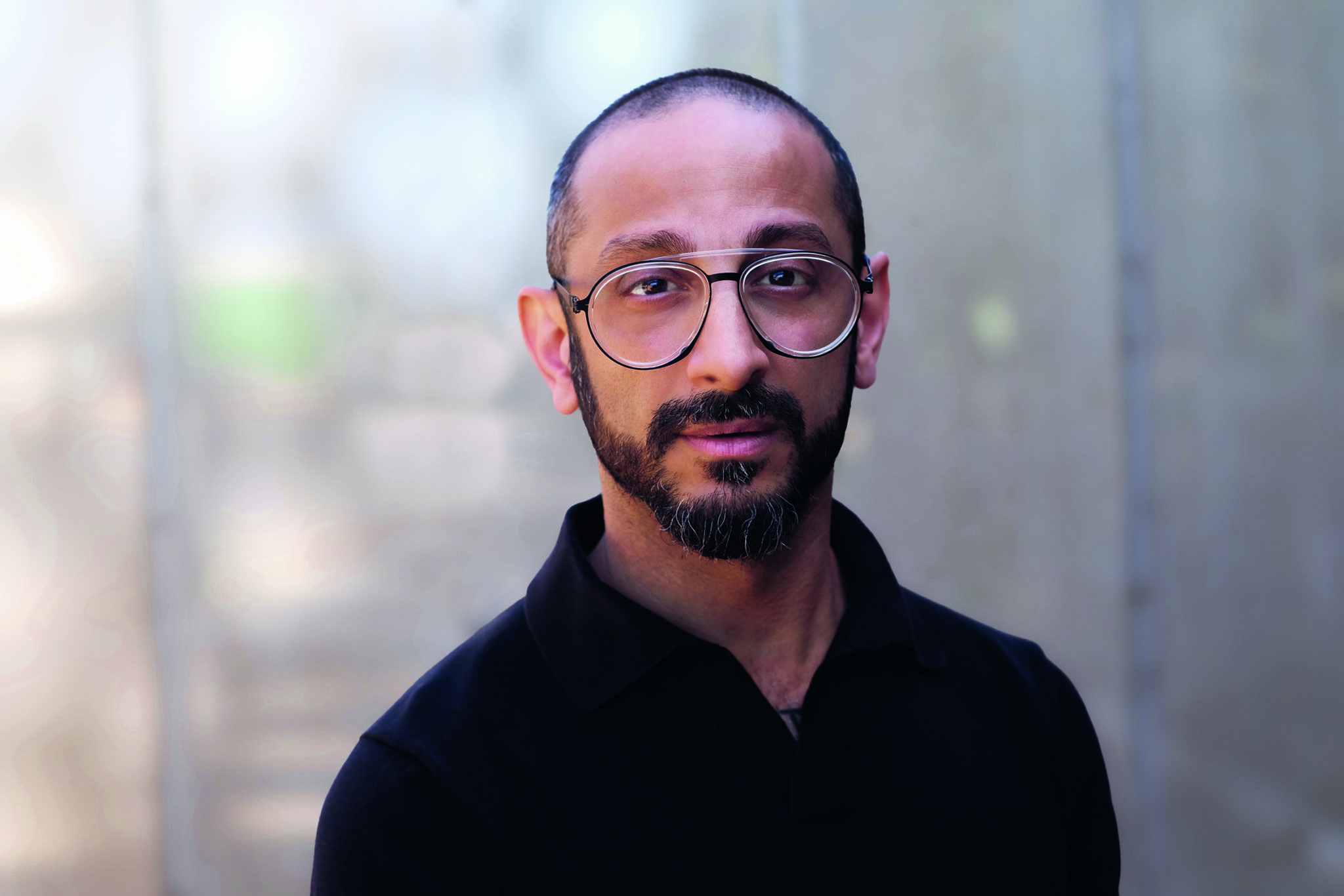 Portraitfoto Behzad Karim Khani, der seinen neuen Roman „Als wir Schwäne waren“ beim 44. Erlanger Poet:innenfest vorstellt