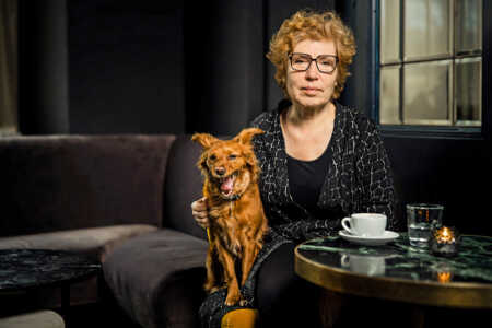 Portraitfoto Zora del Buono, die mit „Seinetwegen“ dem Unfalltod ihres Vaters nachspürt