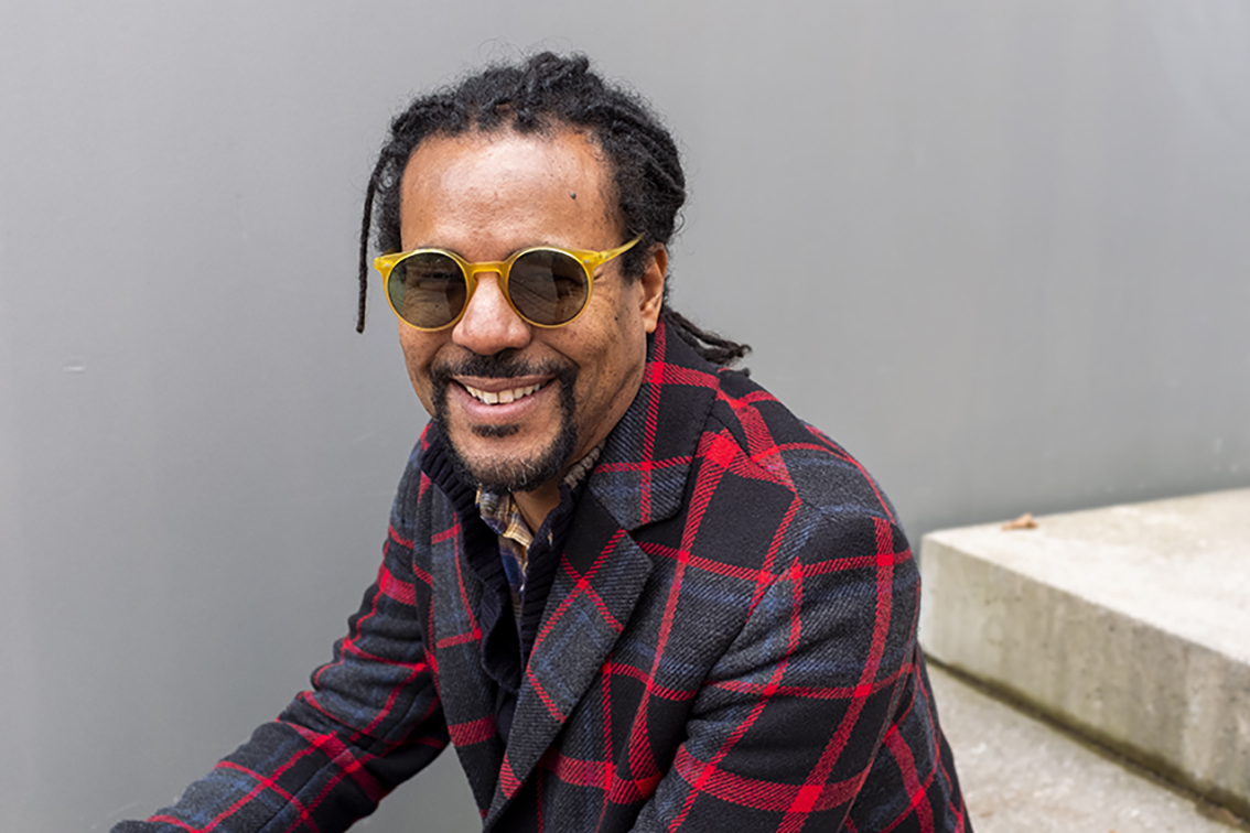 Portraitfoto Colson Whitehead, dessen Debütroman „Die Intuitionistin“ in neuer Übersetzung erscheint