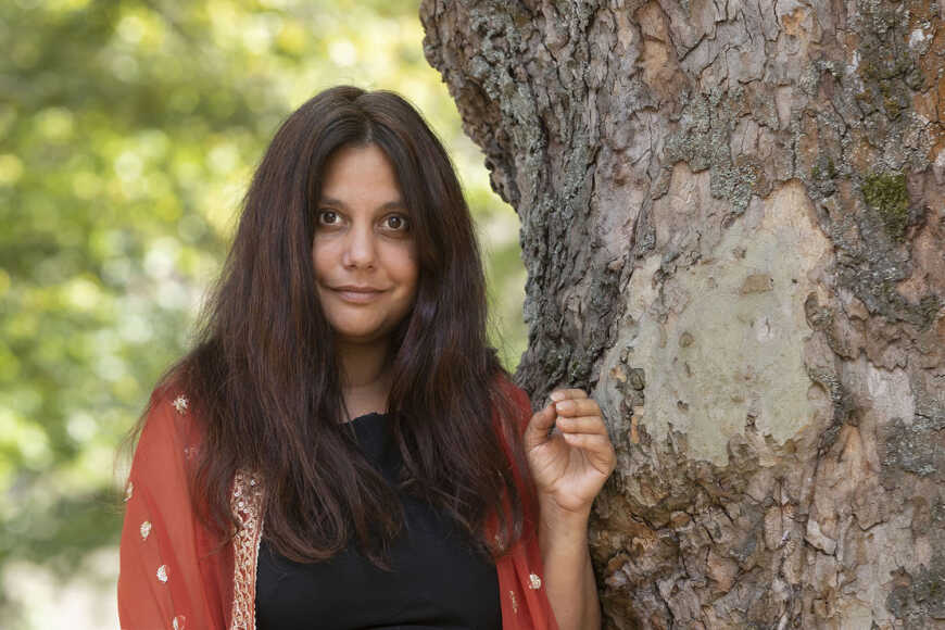 Portraitfoto Mithu Sanyal, die mit ihrem zweiten Roman „Antichristie“ auf große Lesereise geht